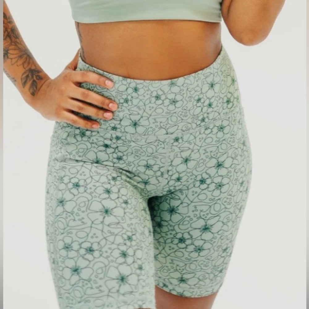 Senita Athletics Lux High Waisted Rio Shorts (7 in. inseam) - Floral Sage - (XS)